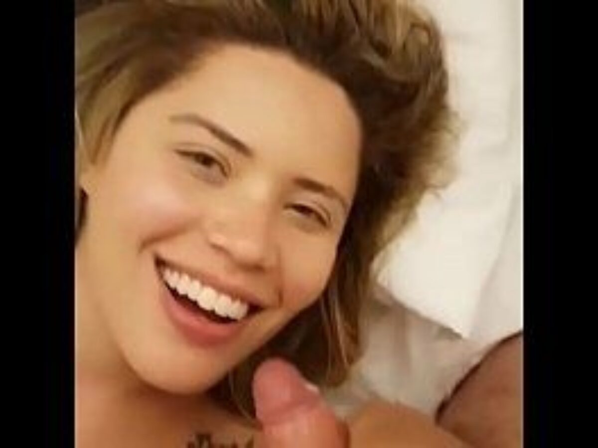 Travesti brasileira comendo uma loira gostosa