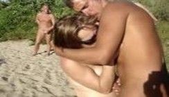 Casal fazendo putaria numa praia