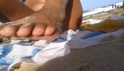 Baiana gostosa na praia mostrando a xoxotinha depilada