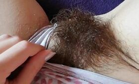 Baixou calcinha e mostrou sua vulva deliciosa bem peludinha