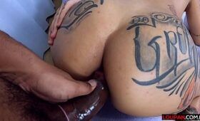 Sortudo comendo uma morena tatuada com raiva do namorado