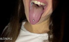 Gostosa chupando uma rola dura com piercing