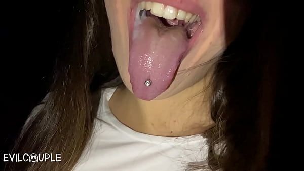 Gostosa chupando uma rola dura com piercing