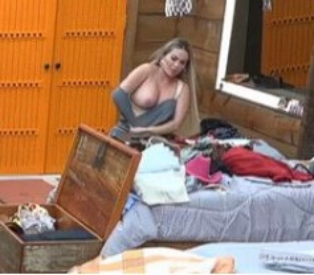 Kally Fonsenca mostrando peitos A Fazenda 15